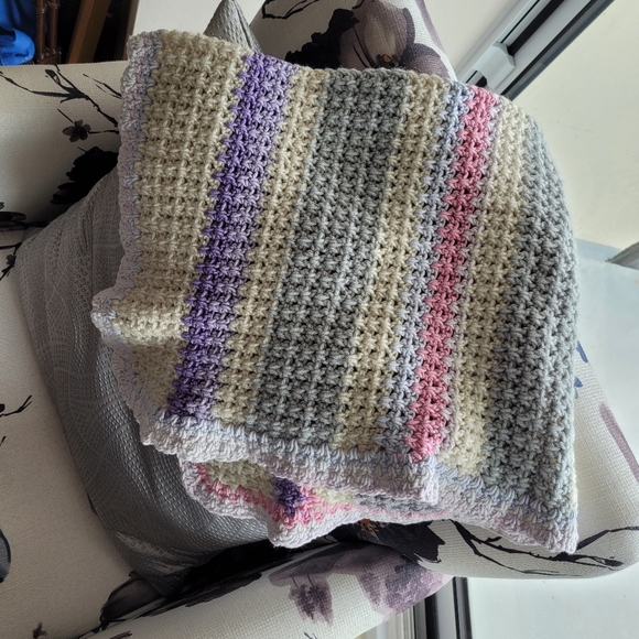 A beautiful crocheted blanket for shall or lap or new born perfect for car pet - Picture 2 of 5
